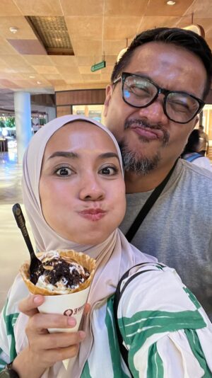 Enno Lerian Instagram - Belum sempet bikin konten baru, jadi pake konten lama aja yaa 😂😂
Alhamdulillah masuk di usia pernikahan ke 14, cintanya makin besar, sayangnya makin melimpah, gombalannya masih sama, doanya bukan hanya bareng terus di dunia tapi juga akherat.. alhamdulillah baru 14 tahun sayang, siap gandengan terus sampai kapanpun @dogdaytime #keluargasoesetyo