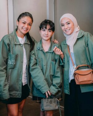 Enno Lerian Instagram - Udah lama banget kayaknya gak ngerasain sesibuk ini, yang biasanya sibuk di dapur, anter jemput anak, lalu beberapa hari terakhir ini rasanya seperti berbeda..
Rasanya tuh kaya ada yang menggelitik di hati karena (emang siapa gw) sampai harus ikutan dapet pengawalan bak superstar di 3 hari kemarin 🤭
Alhamdulillah 3 hari yang sibuk untuk datang ke 4 kota sudah selesai, akutu ngerasa beruntung bisa terlibat kemarin, karena jadi punya kesempatan untuk ngedengerin cerita dari beberapa teman disana yang berbagi kepedihan, berbagi cerita tapi juga berbagi kekuatan, terlalu haru terlalu penuh kehangatan yang bikin aku nangis melulu selama roadshow berjalan.
Tapi beneran deh, kalau aku bisa gambarin perasaanku, aku tuh ngerasanya kaya Allah punya mau lewat film ini, hatiku kesentuh berkali-kali yang bikin aku nangis terus, banyak air mata yang tumpah berkali kali, tumpah karena sadar kalau Allah memberikan kesempatan di waktu yang paling tepat buat aku, dan ini semakin membuat aku malu karena beberapa kali aku meragukan ketetapan waktuNya
Dan seperti sengaja banget milihin cerita ini buat aku, karena banyak hal tersirat dari film ini yang Allah mau kasih tau ke aku, pokoknya jadi bikin aku semakin ngehargai waktu yang aku punya dengan orang-orang tercinta dan mau jaga komunikasi dengan mereka dengan baik, apalagi sama Mama Papa yang sekarang jauh tinggal di Blitar..
Dah pokoknya buibu wajib nonton yaa, soalnya kan ada aku 🤪🤪
📸📸 @imanbrain @soqiiin ( makasih guys fotonya ciamik 🥰🥰 )
#keluargasoesetyo #ennolerian #HanyaNamamuDalamDoaku #HNDD #MencintaimuDalamDoa