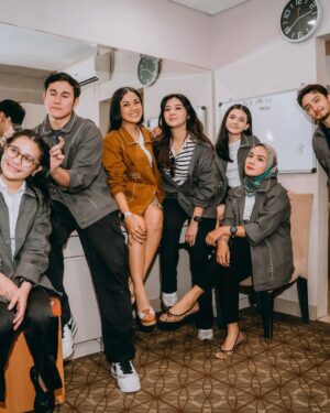 Enno Lerian Instagram - Udah lama banget kayaknya gak ngerasain sesibuk ini, yang biasanya sibuk di dapur, anter jemput anak, lalu beberapa hari terakhir ini rasanya seperti berbeda..
Rasanya tuh kaya ada yang menggelitik di hati karena (emang siapa gw) sampai harus ikutan dapet pengawalan bak superstar di 3 hari kemarin 🤭
Alhamdulillah 3 hari yang sibuk untuk datang ke 4 kota sudah selesai, akutu ngerasa beruntung bisa terlibat kemarin, karena jadi punya kesempatan untuk ngedengerin cerita dari beberapa teman disana yang berbagi kepedihan, berbagi cerita tapi juga berbagi kekuatan, terlalu haru terlalu penuh kehangatan yang bikin aku nangis melulu selama roadshow berjalan.
Tapi beneran deh, kalau aku bisa gambarin perasaanku, aku tuh ngerasanya kaya Allah punya mau lewat film ini, hatiku kesentuh berkali-kali yang bikin aku nangis terus, banyak air mata yang tumpah berkali kali, tumpah karena sadar kalau Allah memberikan kesempatan di waktu yang paling tepat buat aku, dan ini semakin membuat aku malu karena beberapa kali aku meragukan ketetapan waktuNya
Dan seperti sengaja banget milihin cerita ini buat aku, karena banyak hal tersirat dari film ini yang Allah mau kasih tau ke aku, pokoknya jadi bikin aku semakin ngehargai waktu yang aku punya dengan orang-orang tercinta dan mau jaga komunikasi dengan mereka dengan baik, apalagi sama Mama Papa yang sekarang jauh tinggal di Blitar..
Dah pokoknya buibu wajib nonton yaa, soalnya kan ada aku 🤪🤪
📸📸 @imanbrain @soqiiin ( makasih guys fotonya ciamik 🥰🥰 )
#keluargasoesetyo #ennolerian #HanyaNamamuDalamDoaku #HNDD #MencintaimuDalamDoa
