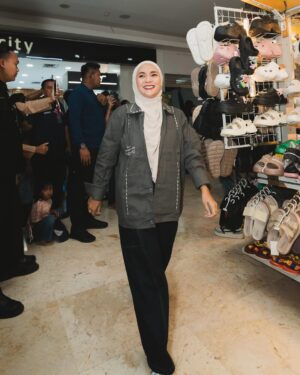 Enno Lerian Instagram - Udah lama banget kayaknya gak ngerasain sesibuk ini, yang biasanya sibuk di dapur, anter jemput anak, lalu beberapa hari terakhir ini rasanya seperti berbeda..
Rasanya tuh kaya ada yang menggelitik di hati karena (emang siapa gw) sampai harus ikutan dapet pengawalan bak superstar di 3 hari kemarin 🤭
Alhamdulillah 3 hari yang sibuk untuk datang ke 4 kota sudah selesai, akutu ngerasa beruntung bisa terlibat kemarin, karena jadi punya kesempatan untuk ngedengerin cerita dari beberapa teman disana yang berbagi kepedihan, berbagi cerita tapi juga berbagi kekuatan, terlalu haru terlalu penuh kehangatan yang bikin aku nangis melulu selama roadshow berjalan.
Tapi beneran deh, kalau aku bisa gambarin perasaanku, aku tuh ngerasanya kaya Allah punya mau lewat film ini, hatiku kesentuh berkali-kali yang bikin aku nangis terus, banyak air mata yang tumpah berkali kali, tumpah karena sadar kalau Allah memberikan kesempatan di waktu yang paling tepat buat aku, dan ini semakin membuat aku malu karena beberapa kali aku meragukan ketetapan waktuNya
Dan seperti sengaja banget milihin cerita ini buat aku, karena banyak hal tersirat dari film ini yang Allah mau kasih tau ke aku, pokoknya jadi bikin aku semakin ngehargai waktu yang aku punya dengan orang-orang tercinta dan mau jaga komunikasi dengan mereka dengan baik, apalagi sama Mama Papa yang sekarang jauh tinggal di Blitar..
Dah pokoknya buibu wajib nonton yaa, soalnya kan ada aku 🤪🤪
📸📸 @imanbrain @soqiiin ( makasih guys fotonya ciamik 🥰🥰 )
#keluargasoesetyo #ennolerian #HanyaNamamuDalamDoaku #HNDD #MencintaimuDalamDoa