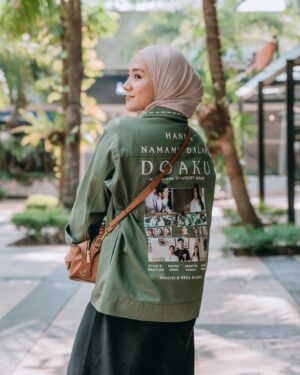 Enno Lerian Instagram - Udah lama banget kayaknya gak ngerasain sesibuk ini, yang biasanya sibuk di dapur, anter jemput anak, lalu beberapa hari terakhir ini rasanya seperti berbeda..
Rasanya tuh kaya ada yang menggelitik di hati karena (emang siapa gw) sampai harus ikutan dapet pengawalan bak superstar di 3 hari kemarin 🤭
Alhamdulillah 3 hari yang sibuk untuk datang ke 4 kota sudah selesai, akutu ngerasa beruntung bisa terlibat kemarin, karena jadi punya kesempatan untuk ngedengerin cerita dari beberapa teman disana yang berbagi kepedihan, berbagi cerita tapi juga berbagi kekuatan, terlalu haru terlalu penuh kehangatan yang bikin aku nangis melulu selama roadshow berjalan.
Tapi beneran deh, kalau aku bisa gambarin perasaanku, aku tuh ngerasanya kaya Allah punya mau lewat film ini, hatiku kesentuh berkali-kali yang bikin aku nangis terus, banyak air mata yang tumpah berkali kali, tumpah karena sadar kalau Allah memberikan kesempatan di waktu yang paling tepat buat aku, dan ini semakin membuat aku malu karena beberapa kali aku meragukan ketetapan waktuNya
Dan seperti sengaja banget milihin cerita ini buat aku, karena banyak hal tersirat dari film ini yang Allah mau kasih tau ke aku, pokoknya jadi bikin aku semakin ngehargai waktu yang aku punya dengan orang-orang tercinta dan mau jaga komunikasi dengan mereka dengan baik, apalagi sama Mama Papa yang sekarang jauh tinggal di Blitar..
Dah pokoknya buibu wajib nonton yaa, soalnya kan ada aku 🤪🤪
📸📸 @imanbrain @soqiiin ( makasih guys fotonya ciamik 🥰🥰 )
#keluargasoesetyo #ennolerian #HanyaNamamuDalamDoaku #HNDD #MencintaimuDalamDoa