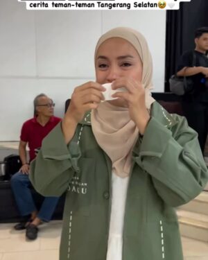 Enno Lerian Instagram - Udah lama banget kayaknya gak ngerasain sesibuk ini, yang biasanya sibuk di dapur, anter jemput anak, lalu beberapa hari terakhir ini rasanya seperti berbeda..
Rasanya tuh kaya ada yang menggelitik di hati karena (emang siapa gw) sampai harus ikutan dapet pengawalan bak superstar di 3 hari kemarin 🤭
Alhamdulillah 3 hari yang sibuk untuk datang ke 4 kota sudah selesai, akutu ngerasa beruntung bisa terlibat kemarin, karena jadi punya kesempatan untuk ngedengerin cerita dari beberapa teman disana yang berbagi kepedihan, berbagi cerita tapi juga berbagi kekuatan, terlalu haru terlalu penuh kehangatan yang bikin aku nangis melulu selama roadshow berjalan.
Tapi beneran deh, kalau aku bisa gambarin perasaanku, aku tuh ngerasanya kaya Allah punya mau lewat film ini, hatiku kesentuh berkali-kali yang bikin aku nangis terus, banyak air mata yang tumpah berkali kali, tumpah karena sadar kalau Allah memberikan kesempatan di waktu yang paling tepat buat aku, dan ini semakin membuat aku malu karena beberapa kali aku meragukan ketetapan waktuNya
Dan seperti sengaja banget milihin cerita ini buat aku, karena banyak hal tersirat dari film ini yang Allah mau kasih tau ke aku, pokoknya jadi bikin aku semakin ngehargai waktu yang aku punya dengan orang-orang tercinta dan mau jaga komunikasi dengan mereka dengan baik, apalagi sama Mama Papa yang sekarang jauh tinggal di Blitar..
Dah pokoknya buibu wajib nonton yaa, soalnya kan ada aku 🤪🤪
📸📸 @imanbrain @soqiiin ( makasih guys fotonya ciamik 🥰🥰 )
#keluargasoesetyo #ennolerian #HanyaNamamuDalamDoaku #HNDD #MencintaimuDalamDoa