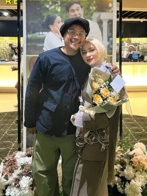 Enno Lerian Instagram - Mereka yang namanya ada dalam doaku, terima kasih karena sudah hadir dan memberi dukungan dan kasih sayang…
Film ini juga aku persembahkan untuk Mama Papa @wangleerina @wayangedhy yang gak bisa hadir karena sudah ada di Blitar dan juga buat Mas Angga dan Rara juga buat beberapa sahabatku ❤️❤️
Sebentar lagi filmnya tayang lho, gak akan pernah bosen aku ingetin buat temen-temen semua untuk nonton film ini, karena dari film ini akupun dapet begitu banyak pelajaran dan makna akan pentingnya waktu dan juga komunikasi antara aku dan mereka yang aku sayangin..
Jangan lupa yaa tanggal 21 Agustus nanti @hanyanamamudalamdoaku.film sudah bisa ditonton di bioskop kesayangan kamu semua ❤️❤️
#keluargasoesetyo