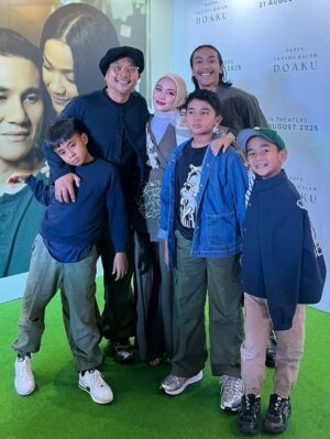 Enno Lerian Instagram - Mereka yang namanya ada dalam doaku, terima kasih karena sudah hadir dan memberi dukungan dan kasih sayang…
Film ini juga aku persembahkan untuk Mama Papa @wangleerina @wayangedhy yang gak bisa hadir karena sudah ada di Blitar dan juga buat Mas Angga dan Rara juga buat beberapa sahabatku ❤️❤️
Sebentar lagi filmnya tayang lho, gak akan pernah bosen aku ingetin buat temen-temen semua untuk nonton film ini, karena dari film ini akupun dapet begitu banyak pelajaran dan makna akan pentingnya waktu dan juga komunikasi antara aku dan mereka yang aku sayangin..
Jangan lupa yaa tanggal 21 Agustus nanti @hanyanamamudalamdoaku.film sudah bisa ditonton di bioskop kesayangan kamu semua ❤️❤️
#keluargasoesetyo