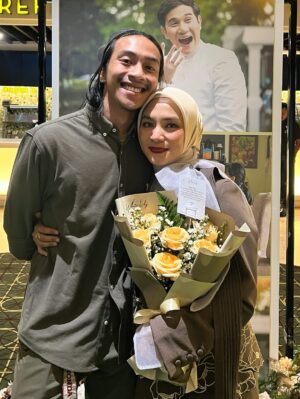 Enno Lerian Instagram - Mereka yang namanya ada dalam doaku, terima kasih karena sudah hadir dan memberi dukungan dan kasih sayang…
Film ini juga aku persembahkan untuk Mama Papa @wangleerina @wayangedhy yang gak bisa hadir karena sudah ada di Blitar dan juga buat Mas Angga dan Rara juga buat beberapa sahabatku ❤️❤️
Sebentar lagi filmnya tayang lho, gak akan pernah bosen aku ingetin buat temen-temen semua untuk nonton film ini, karena dari film ini akupun dapet begitu banyak pelajaran dan makna akan pentingnya waktu dan juga komunikasi antara aku dan mereka yang aku sayangin..
Jangan lupa yaa tanggal 21 Agustus nanti @hanyanamamudalamdoaku.film sudah bisa ditonton di bioskop kesayangan kamu semua ❤️❤️
#keluargasoesetyo