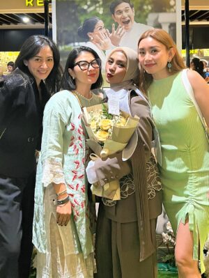 Enno Lerian Instagram - Mereka yang namanya ada dalam doaku, terima kasih karena sudah hadir dan memberi dukungan dan kasih sayang…
Film ini juga aku persembahkan untuk Mama Papa @wangleerina @wayangedhy yang gak bisa hadir karena sudah ada di Blitar dan juga buat Mas Angga dan Rara juga buat beberapa sahabatku ❤️❤️
Sebentar lagi filmnya tayang lho, gak akan pernah bosen aku ingetin buat temen-temen semua untuk nonton film ini, karena dari film ini akupun dapet begitu banyak pelajaran dan makna akan pentingnya waktu dan juga komunikasi antara aku dan mereka yang aku sayangin..
Jangan lupa yaa tanggal 21 Agustus nanti @hanyanamamudalamdoaku.film sudah bisa ditonton di bioskop kesayangan kamu semua ❤️❤️
#keluargasoesetyo