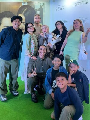 Enno Lerian Instagram - Mereka yang namanya ada dalam doaku, terima kasih karena sudah hadir dan memberi dukungan dan kasih sayang…
Film ini juga aku persembahkan untuk Mama Papa @wangleerina @wayangedhy yang gak bisa hadir karena sudah ada di Blitar dan juga buat Mas Angga dan Rara juga buat beberapa sahabatku ❤️❤️
Sebentar lagi filmnya tayang lho, gak akan pernah bosen aku ingetin buat temen-temen semua untuk nonton film ini, karena dari film ini akupun dapet begitu banyak pelajaran dan makna akan pentingnya waktu dan juga komunikasi antara aku dan mereka yang aku sayangin..
Jangan lupa yaa tanggal 21 Agustus nanti @hanyanamamudalamdoaku.film sudah bisa ditonton di bioskop kesayangan kamu semua ❤️❤️
#keluargasoesetyo