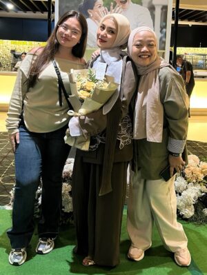 Enno Lerian Instagram - Mereka yang namanya ada dalam doaku, terima kasih karena sudah hadir dan memberi dukungan dan kasih sayang…
Film ini juga aku persembahkan untuk Mama Papa @wangleerina @wayangedhy yang gak bisa hadir karena sudah ada di Blitar dan juga buat Mas Angga dan Rara juga buat beberapa sahabatku ❤️❤️
Sebentar lagi filmnya tayang lho, gak akan pernah bosen aku ingetin buat temen-temen semua untuk nonton film ini, karena dari film ini akupun dapet begitu banyak pelajaran dan makna akan pentingnya waktu dan juga komunikasi antara aku dan mereka yang aku sayangin..
Jangan lupa yaa tanggal 21 Agustus nanti @hanyanamamudalamdoaku.film sudah bisa ditonton di bioskop kesayangan kamu semua ❤️❤️
#keluargasoesetyo