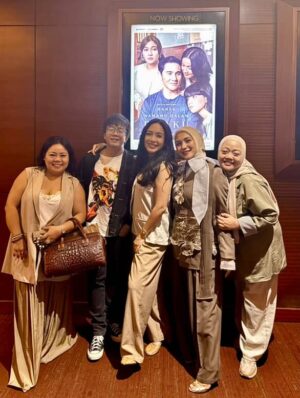 Enno Lerian Instagram - Mereka yang namanya ada dalam doaku, terima kasih karena sudah hadir dan memberi dukungan dan kasih sayang…
Film ini juga aku persembahkan untuk Mama Papa @wangleerina @wayangedhy yang gak bisa hadir karena sudah ada di Blitar dan juga buat Mas Angga dan Rara juga buat beberapa sahabatku ❤️❤️
Sebentar lagi filmnya tayang lho, gak akan pernah bosen aku ingetin buat temen-temen semua untuk nonton film ini, karena dari film ini akupun dapet begitu banyak pelajaran dan makna akan pentingnya waktu dan juga komunikasi antara aku dan mereka yang aku sayangin..
Jangan lupa yaa tanggal 21 Agustus nanti @hanyanamamudalamdoaku.film sudah bisa ditonton di bioskop kesayangan kamu semua ❤️❤️
#keluargasoesetyo