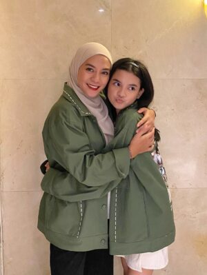 Enno Lerian Instagram - Gini kali ya kalau aku punya anak cewe @anantya.kirana 🥰🥰
#keluargasoesetyo #ennolerian