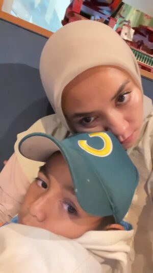 Enno Lerian Instagram - Menikmati profesi menjadi ibu, asisten pribadi dan manager untuk yang tercinta 🥰🥰
Gini tho dulu rasanya jadi mama papaku, yang nemenin aku berkarir jadi penyanyi cilik, ternyata emang lebih capek jadi yg anterin dan ngurusin yaa dibanding jadi artisnya dulu 😂😂 ampun maa ampun paa kalau pas kecil sering ngambek kalau disuruh nyanyi 😝 #keluargasoesetyo #ennolerian