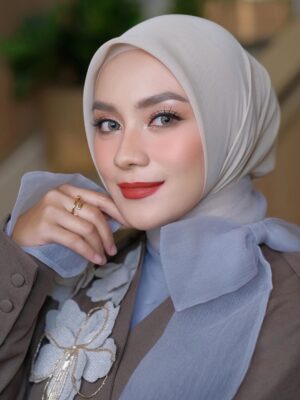 Enno Lerian Instagram - Kakak Du Di Dam ku .. @ennolerian_ ❤️
utk Premiere Film @hanyanamamudalamdoaku.film .
Thankyou for having me and congrats once again 🫶🏻🫶🏻
.
#makeupbynikenxu
Hijabstylist @hijabbyprili