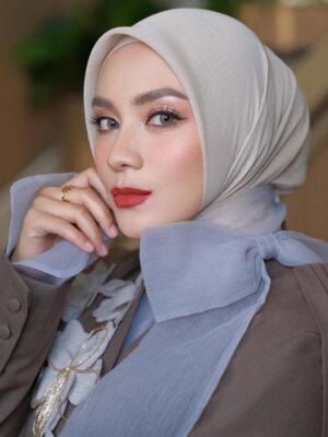 Enno Lerian Instagram - Kakak Du Di Dam ku .. @ennolerian_ ❤️
utk Premiere Film @hanyanamamudalamdoaku.film .
Thankyou for having me and congrats once again 🫶🏻🫶🏻
.
#makeupbynikenxu
Hijabstylist @hijabbyprili