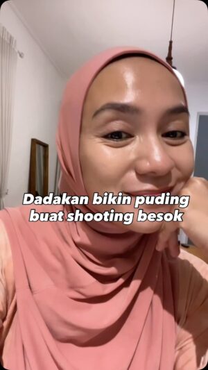Enno Lerian Instagram - Dadakan bikin puding buat shooting besok pagi, mana pake acara gas abis, utung selalu selalu siap cadangan 😅😅 gak kebayang kalau dah malem gini gas abiss sedangkan puding udah keburu dimasak..
#keluargasoesetyo #ennolerian