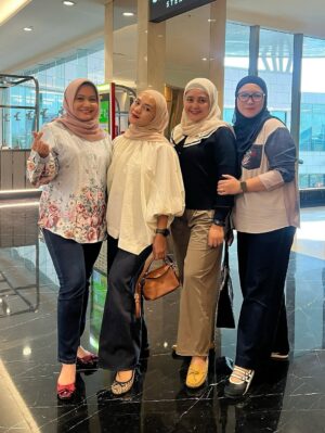 Enno Lerian Instagram - Kalau di restoran atau cafe ada segerombolan ibu-ibu heboh ngerumpi sambil ketawa-ketawa tuh rasanya sebel banget karena berisik..
Ternyata ibu-ibunya sekarang adalah gw sama temen-temen ini 🤣🤣🤣
Adulting ternyata sengenes itu ya guys, menyadari bahwa roda berputar, dulu kita sebel banget ama emak-emak, eh kemarin ngerasain disebelin orang-orang yang satu resto ama emak-emak ini 🤪
Ternyata kita sahabatan udah 30tahunan yaa, luar biasa banget, ketemu bisa 3 tahun sekali, 2 tahun sekali, tapi sekalinya ketemu selalu tumpah dengan cerita dan ketawa, sayang banget sama kalian, semoga Allah selalu jaga kalian sebagai sahabat aku terus 🥰🥰 @ginar_tunggadewi @thea_tress @farah.angkat