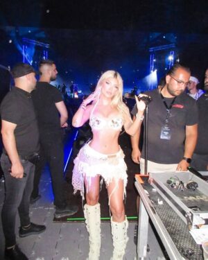 Era Istrefi Instagram - Alpha 🐺 pre show 🎤✨🩶