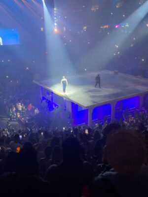 Erika de la Vega Instagram - Esto fue parte de lo que escribí en mi #newsletter de hoy:
“Sabía que un concierto de Bad Bunny @badbunnypr sería una rumba: perreo, Puerto Rico y gente feliz. Lo que no esperaba era encontrarme con una generosidad tan inmensa. Desde el escenario ambientado como un pueblo puertorriqueño, hasta el impacto económico real en San Juan: hoteles llenos, restaurantes felices, tienditas vendiendo hasta el último llavero. Todo vibra con él.
Pero su generosidad va más allá de su isla. Nos incluye a todos: turistas, fans de todas partes del mundo, incluso quienes no entienden lo que es un “boquete” o un “corillo”. Comparte escenario con colegas, celebra la música tradicional y crea un espacio donde cada invitado brilla. Esa noche no solo fue un show, fue una lección: mientras más grande te haces, más debes dar.
Ese es Benito: generoso con su tierra, con su gente, con la música, y con los que lo acompañan. Por eso su gira se llama “No me quiero ir”. Y nosotros, al subirnos al avión, tampoco queríamos irnos. Porque la verdadera grandeza no está en lo que acumulas, sino en lo que compartes con generosidad, en defensa propia. 💛”.
Si quieres recibir mis newsletters mes a mes solo déjame tu correo en erikadelavega.com