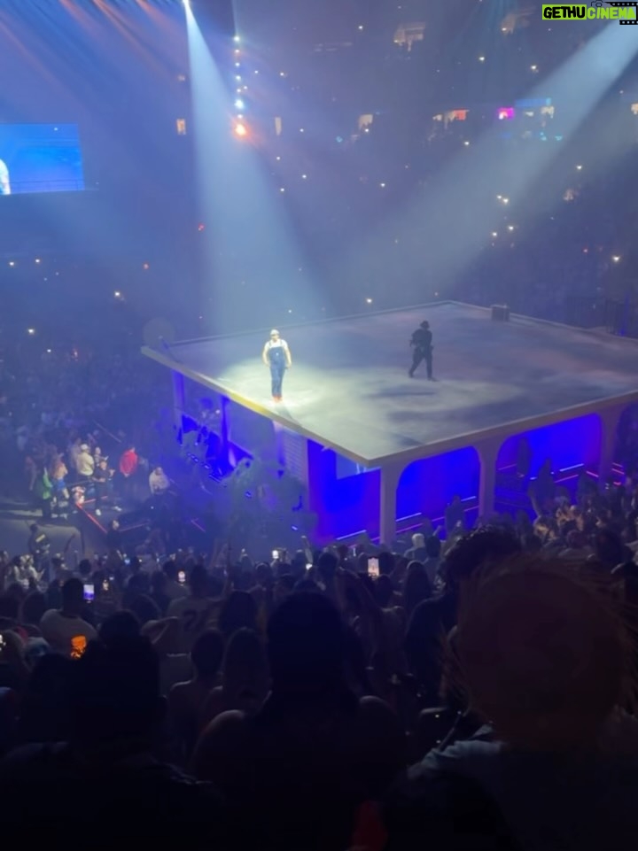 Erika de la Vega - 30.4K Likes - Esto fue parte de lo que escribí en mi #newsletter de hoy:

“Sabía que un concierto de Bad Bunny @badbunnypr sería una rumba: perreo, Puerto Rico y gente feliz. Lo que no esperaba era encontrarme con una generosidad tan inmensa. Desde el escenario ambientado como un pueblo puertorriqueño, hasta el impacto económico real en San Juan: hoteles llenos, restaurantes felices, tienditas vendiendo hasta el último llavero. Todo vibra con él.

Pero su generosidad va más allá de su isla. Nos incluye a todos: turistas, fans de todas partes del mundo, incluso quienes no entienden lo que es un “boquete” o un “corillo”. Comparte escenario con colegas, celebra la música tradicional y crea un espacio donde cada invitado brilla. Esa noche no solo fue un show, fue una lección: mientras más grande te haces, más debes dar.

Ese es Benito: generoso con su tierra, con su gente, con la música, y con los que lo acompañan. Por eso su gira se llama “No me quiero ir”. Y nosotros, al subirnos al avión, tampoco queríamos irnos. Porque la verdadera grandeza no está en lo que acumulas, sino en lo que compartes con generosidad, en defensa propia. 💛”.

Si quieres recibir mis newsletters mes a mes solo déjame tu correo en erikadelavega.com