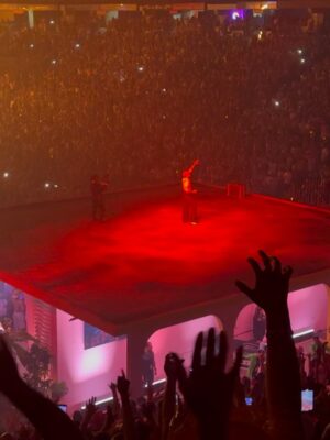 Erika de la Vega Instagram - Esto fue parte de lo que escribí en mi #newsletter de hoy:
“Sabía que un concierto de Bad Bunny @badbunnypr sería una rumba: perreo, Puerto Rico y gente feliz. Lo que no esperaba era encontrarme con una generosidad tan inmensa. Desde el escenario ambientado como un pueblo puertorriqueño, hasta el impacto económico real en San Juan: hoteles llenos, restaurantes felices, tienditas vendiendo hasta el último llavero. Todo vibra con él.
Pero su generosidad va más allá de su isla. Nos incluye a todos: turistas, fans de todas partes del mundo, incluso quienes no entienden lo que es un “boquete” o un “corillo”. Comparte escenario con colegas, celebra la música tradicional y crea un espacio donde cada invitado brilla. Esa noche no solo fue un show, fue una lección: mientras más grande te haces, más debes dar.
Ese es Benito: generoso con su tierra, con su gente, con la música, y con los que lo acompañan. Por eso su gira se llama “No me quiero ir”. Y nosotros, al subirnos al avión, tampoco queríamos irnos. Porque la verdadera grandeza no está en lo que acumulas, sino en lo que compartes con generosidad, en defensa propia. 💛”.
Si quieres recibir mis newsletters mes a mes solo déjame tu correo en erikadelavega.com