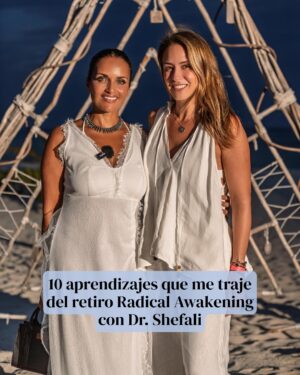 Erika de la Vega Instagram - Esto fue parte de lo que escribí en mi #newsletter de hoy.
Hace unas semanas asistí a un retiro con la Dra. Shefali @doctorshefali en Playa del Carmen, junto a cien mujeres de distintas partes del mundo. Cuatro días intensos que me dejaron muchas reflexiones, pero una frase lo cambió todo: “Tú eres el regalo.” Escuchar eso fue como derrumbar años de autoexigencia. ¿Y si en vez de demostrarlo todo, simplemente nos atreviéramos a creerlo?
De esa experiencia me traje aprendizajes profundos sobre maternarnos, soltar relaciones que ya no nos sostienen, entender la rabia como una guía, ver la comunidad como espejo y recordar que la suavidad comienza con nosotras. También confirmé algo que he sentido muchas veces: que el primer paso hacia la libertad es asumir mi parte, dejar de esperar validación externa y empezar a vivir como protagonista.
Y sí, siempre podemos renacer. No una sola vez, sino todas las que haga falta. Porque vivir desde la certeza de que yo soy el regalo, no solo cambia la forma en que me trato, sino que también transforma todo lo que permito, lo que entrego y lo que soy. 💛
Si quieres recibir mis newsletters todos los meses, déjame tu correo en erikadelavega.com
Gracias @valentinaurrejola por las 📸 💚
Gracias @thehouseofaia 🌵✨