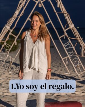 Erika de la Vega Instagram - Esto fue parte de lo que escribí en mi #newsletter de hoy.
Hace unas semanas asistí a un retiro con la Dra. Shefali @doctorshefali en Playa del Carmen, junto a cien mujeres de distintas partes del mundo. Cuatro días intensos que me dejaron muchas reflexiones, pero una frase lo cambió todo: “Tú eres el regalo.” Escuchar eso fue como derrumbar años de autoexigencia. ¿Y si en vez de demostrarlo todo, simplemente nos atreviéramos a creerlo?
De esa experiencia me traje aprendizajes profundos sobre maternarnos, soltar relaciones que ya no nos sostienen, entender la rabia como una guía, ver la comunidad como espejo y recordar que la suavidad comienza con nosotras. También confirmé algo que he sentido muchas veces: que el primer paso hacia la libertad es asumir mi parte, dejar de esperar validación externa y empezar a vivir como protagonista.
Y sí, siempre podemos renacer. No una sola vez, sino todas las que haga falta. Porque vivir desde la certeza de que yo soy el regalo, no solo cambia la forma en que me trato, sino que también transforma todo lo que permito, lo que entrego y lo que soy. 💛
Si quieres recibir mis newsletters todos los meses, déjame tu correo en erikadelavega.com
Gracias @valentinaurrejola por las 📸 💚
Gracias @thehouseofaia 🌵✨