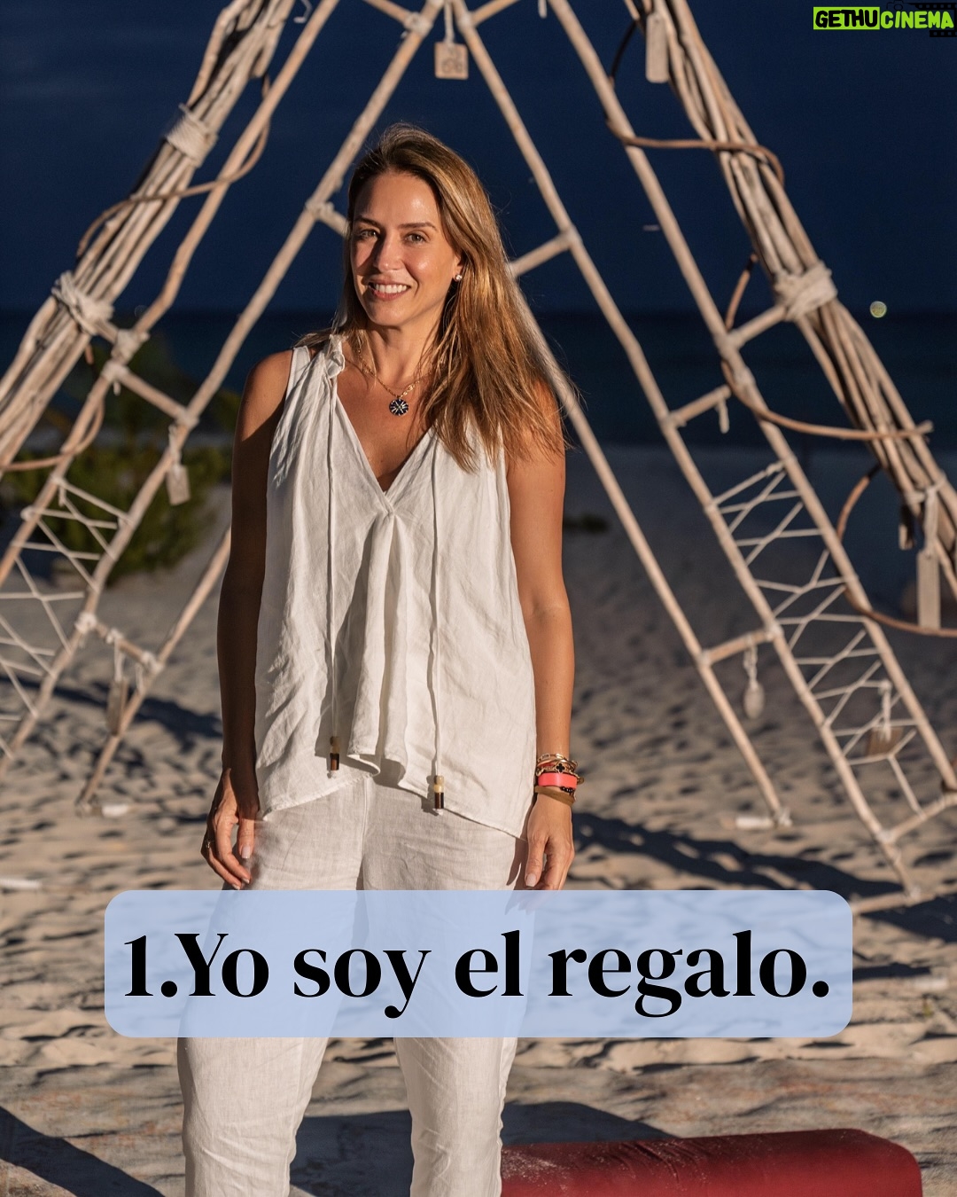 Erika de la Vega - 22.6K Likes - Esto fue parte de lo que escribí en mi #newsletter de hoy.

Hace unas semanas asistí a un retiro con la Dra. Shefali @doctorshefali en Playa del Carmen, junto a cien mujeres de distintas partes del mundo. Cuatro días intensos que me dejaron muchas reflexiones, pero una frase lo cambió todo: “Tú eres el regalo.” Escuchar eso fue como derrumbar años de autoexigencia. ¿Y si en vez de demostrarlo todo, simplemente nos atreviéramos a creerlo?

De esa experiencia me traje aprendizajes profundos sobre maternarnos, soltar relaciones que ya no nos sostienen, entender la rabia como una guía, ver la comunidad como espejo y recordar que la suavidad comienza con nosotras. También confirmé algo que he sentido muchas veces: que el primer paso hacia la libertad es asumir mi parte, dejar de esperar validación externa y empezar a vivir como protagonista.

Y sí, siempre podemos renacer. No una sola vez, sino todas las que haga falta. Porque vivir desde la certeza de que yo soy el regalo, no solo cambia la forma en que me trato, sino que también transforma todo lo que permito, lo que entrego y lo que soy. 💛

Si quieres recibir mis newsletters todos los meses, déjame tu correo en erikadelavega.com

Gracias @valentinaurrejola por las 📸 💚
Gracias @thehouseofaia 🌵✨