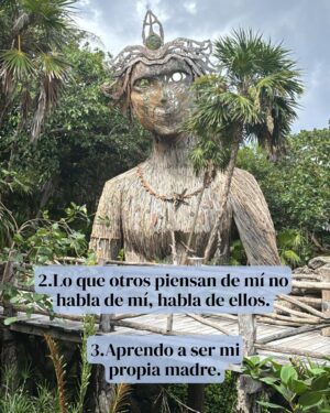 Erika de la Vega Instagram - Esto fue parte de lo que escribí en mi #newsletter de hoy.
Hace unas semanas asistí a un retiro con la Dra. Shefali @doctorshefali en Playa del Carmen, junto a cien mujeres de distintas partes del mundo. Cuatro días intensos que me dejaron muchas reflexiones, pero una frase lo cambió todo: “Tú eres el regalo.” Escuchar eso fue como derrumbar años de autoexigencia. ¿Y si en vez de demostrarlo todo, simplemente nos atreviéramos a creerlo?
De esa experiencia me traje aprendizajes profundos sobre maternarnos, soltar relaciones que ya no nos sostienen, entender la rabia como una guía, ver la comunidad como espejo y recordar que la suavidad comienza con nosotras. También confirmé algo que he sentido muchas veces: que el primer paso hacia la libertad es asumir mi parte, dejar de esperar validación externa y empezar a vivir como protagonista.
Y sí, siempre podemos renacer. No una sola vez, sino todas las que haga falta. Porque vivir desde la certeza de que yo soy el regalo, no solo cambia la forma en que me trato, sino que también transforma todo lo que permito, lo que entrego y lo que soy. 💛
Si quieres recibir mis newsletters todos los meses, déjame tu correo en erikadelavega.com
Gracias @valentinaurrejola por las 📸 💚
Gracias @thehouseofaia 🌵✨