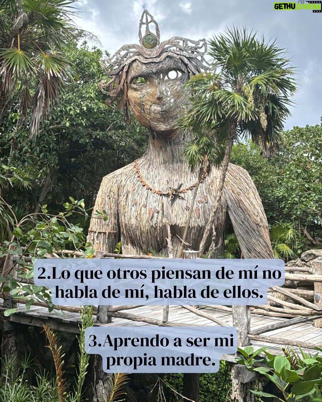 Erika de la Vega - 22.6K Likes - Esto fue parte de lo que escribí en mi #newsletter de hoy.

Hace unas semanas asistí a un retiro con la Dra. Shefali @doctorshefali en Playa del Carmen, junto a cien mujeres de distintas partes del mundo. Cuatro días intensos que me dejaron muchas reflexiones, pero una frase lo cambió todo: “Tú eres el regalo.” Escuchar eso fue como derrumbar años de autoexigencia. ¿Y si en vez de demostrarlo todo, simplemente nos atreviéramos a creerlo?

De esa experiencia me traje aprendizajes profundos sobre maternarnos, soltar relaciones que ya no nos sostienen, entender la rabia como una guía, ver la comunidad como espejo y recordar que la suavidad comienza con nosotras. También confirmé algo que he sentido muchas veces: que el primer paso hacia la libertad es asumir mi parte, dejar de esperar validación externa y empezar a vivir como protagonista.

Y sí, siempre podemos renacer. No una sola vez, sino todas las que haga falta. Porque vivir desde la certeza de que yo soy el regalo, no solo cambia la forma en que me trato, sino que también transforma todo lo que permito, lo que entrego y lo que soy. 💛

Si quieres recibir mis newsletters todos los meses, déjame tu correo en erikadelavega.com

Gracias @valentinaurrejola por las 📸 💚
Gracias @thehouseofaia 🌵✨