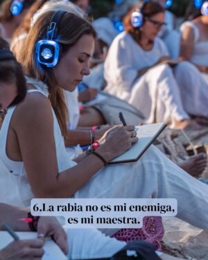 Erika de la Vega Instagram - Esto fue parte de lo que escribí en mi #newsletter de hoy.
Hace unas semanas asistí a un retiro con la Dra. Shefali @doctorshefali en Playa del Carmen, junto a cien mujeres de distintas partes del mundo. Cuatro días intensos que me dejaron muchas reflexiones, pero una frase lo cambió todo: “Tú eres el regalo.” Escuchar eso fue como derrumbar años de autoexigencia. ¿Y si en vez de demostrarlo todo, simplemente nos atreviéramos a creerlo?
De esa experiencia me traje aprendizajes profundos sobre maternarnos, soltar relaciones que ya no nos sostienen, entender la rabia como una guía, ver la comunidad como espejo y recordar que la suavidad comienza con nosotras. También confirmé algo que he sentido muchas veces: que el primer paso hacia la libertad es asumir mi parte, dejar de esperar validación externa y empezar a vivir como protagonista.
Y sí, siempre podemos renacer. No una sola vez, sino todas las que haga falta. Porque vivir desde la certeza de que yo soy el regalo, no solo cambia la forma en que me trato, sino que también transforma todo lo que permito, lo que entrego y lo que soy. 💛
Si quieres recibir mis newsletters todos los meses, déjame tu correo en erikadelavega.com
Gracias @valentinaurrejola por las 📸 💚
Gracias @thehouseofaia 🌵✨