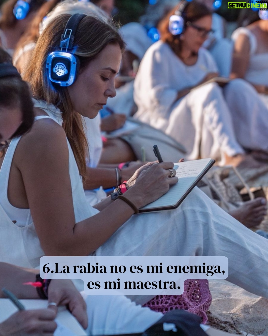 Erika de la Vega - 22.6K Likes - Esto fue parte de lo que escribí en mi #newsletter de hoy.

Hace unas semanas asistí a un retiro con la Dra. Shefali @doctorshefali en Playa del Carmen, junto a cien mujeres de distintas partes del mundo. Cuatro días intensos que me dejaron muchas reflexiones, pero una frase lo cambió todo: “Tú eres el regalo.” Escuchar eso fue como derrumbar años de autoexigencia. ¿Y si en vez de demostrarlo todo, simplemente nos atreviéramos a creerlo?

De esa experiencia me traje aprendizajes profundos sobre maternarnos, soltar relaciones que ya no nos sostienen, entender la rabia como una guía, ver la comunidad como espejo y recordar que la suavidad comienza con nosotras. También confirmé algo que he sentido muchas veces: que el primer paso hacia la libertad es asumir mi parte, dejar de esperar validación externa y empezar a vivir como protagonista.

Y sí, siempre podemos renacer. No una sola vez, sino todas las que haga falta. Porque vivir desde la certeza de que yo soy el regalo, no solo cambia la forma en que me trato, sino que también transforma todo lo que permito, lo que entrego y lo que soy. 💛

Si quieres recibir mis newsletters todos los meses, déjame tu correo en erikadelavega.com

Gracias @valentinaurrejola por las 📸 💚
Gracias @thehouseofaia 🌵✨