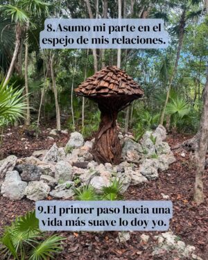 Erika de la Vega Instagram - Esto fue parte de lo que escribí en mi #newsletter de hoy.
Hace unas semanas asistí a un retiro con la Dra. Shefali @doctorshefali en Playa del Carmen, junto a cien mujeres de distintas partes del mundo. Cuatro días intensos que me dejaron muchas reflexiones, pero una frase lo cambió todo: “Tú eres el regalo.” Escuchar eso fue como derrumbar años de autoexigencia. ¿Y si en vez de demostrarlo todo, simplemente nos atreviéramos a creerlo?
De esa experiencia me traje aprendizajes profundos sobre maternarnos, soltar relaciones que ya no nos sostienen, entender la rabia como una guía, ver la comunidad como espejo y recordar que la suavidad comienza con nosotras. También confirmé algo que he sentido muchas veces: que el primer paso hacia la libertad es asumir mi parte, dejar de esperar validación externa y empezar a vivir como protagonista.
Y sí, siempre podemos renacer. No una sola vez, sino todas las que haga falta. Porque vivir desde la certeza de que yo soy el regalo, no solo cambia la forma en que me trato, sino que también transforma todo lo que permito, lo que entrego y lo que soy. 💛
Si quieres recibir mis newsletters todos los meses, déjame tu correo en erikadelavega.com
Gracias @valentinaurrejola por las 📸 💚
Gracias @thehouseofaia 🌵✨