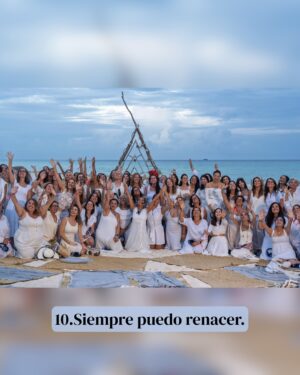 Erika de la Vega Instagram - Esto fue parte de lo que escribí en mi #newsletter de hoy.
Hace unas semanas asistí a un retiro con la Dra. Shefali @doctorshefali en Playa del Carmen, junto a cien mujeres de distintas partes del mundo. Cuatro días intensos que me dejaron muchas reflexiones, pero una frase lo cambió todo: “Tú eres el regalo.” Escuchar eso fue como derrumbar años de autoexigencia. ¿Y si en vez de demostrarlo todo, simplemente nos atreviéramos a creerlo?
De esa experiencia me traje aprendizajes profundos sobre maternarnos, soltar relaciones que ya no nos sostienen, entender la rabia como una guía, ver la comunidad como espejo y recordar que la suavidad comienza con nosotras. También confirmé algo que he sentido muchas veces: que el primer paso hacia la libertad es asumir mi parte, dejar de esperar validación externa y empezar a vivir como protagonista.
Y sí, siempre podemos renacer. No una sola vez, sino todas las que haga falta. Porque vivir desde la certeza de que yo soy el regalo, no solo cambia la forma en que me trato, sino que también transforma todo lo que permito, lo que entrego y lo que soy. 💛
Si quieres recibir mis newsletters todos los meses, déjame tu correo en erikadelavega.com
Gracias @valentinaurrejola por las 📸 💚
Gracias @thehouseofaia 🌵✨