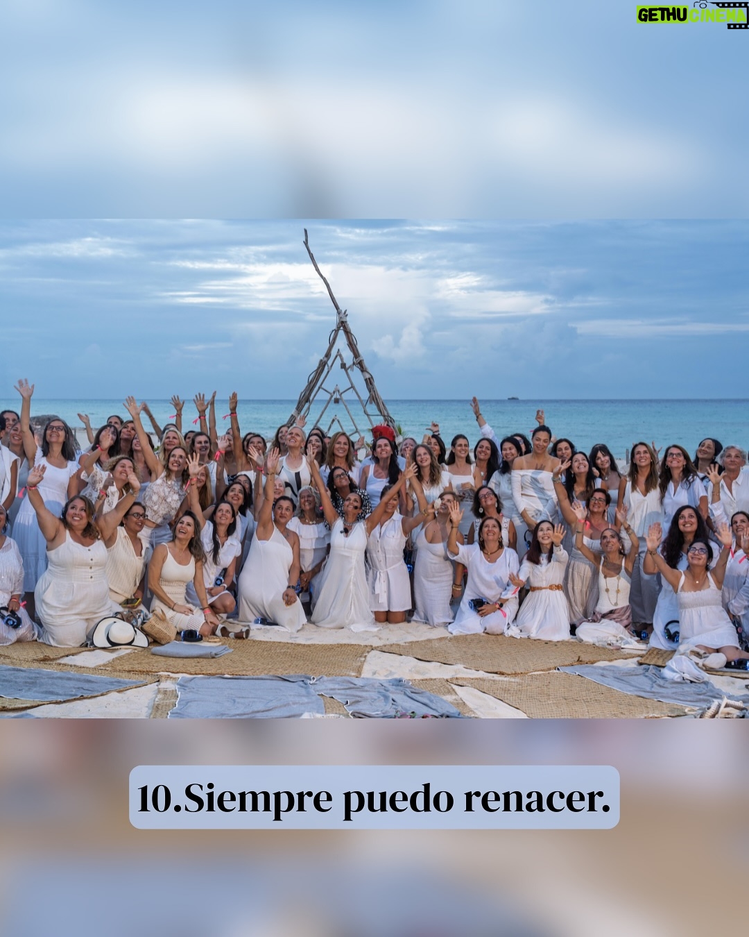 Erika de la Vega - 22.6K Likes - Esto fue parte de lo que escribí en mi #newsletter de hoy.

Hace unas semanas asistí a un retiro con la Dra. Shefali @doctorshefali en Playa del Carmen, junto a cien mujeres de distintas partes del mundo. Cuatro días intensos que me dejaron muchas reflexiones, pero una frase lo cambió todo: “Tú eres el regalo.” Escuchar eso fue como derrumbar años de autoexigencia. ¿Y si en vez de demostrarlo todo, simplemente nos atreviéramos a creerlo?

De esa experiencia me traje aprendizajes profundos sobre maternarnos, soltar relaciones que ya no nos sostienen, entender la rabia como una guía, ver la comunidad como espejo y recordar que la suavidad comienza con nosotras. También confirmé algo que he sentido muchas veces: que el primer paso hacia la libertad es asumir mi parte, dejar de esperar validación externa y empezar a vivir como protagonista.

Y sí, siempre podemos renacer. No una sola vez, sino todas las que haga falta. Porque vivir desde la certeza de que yo soy el regalo, no solo cambia la forma en que me trato, sino que también transforma todo lo que permito, lo que entrego y lo que soy. 💛

Si quieres recibir mis newsletters todos los meses, déjame tu correo en erikadelavega.com

Gracias @valentinaurrejola por las 📸 💚
Gracias @thehouseofaia 🌵✨