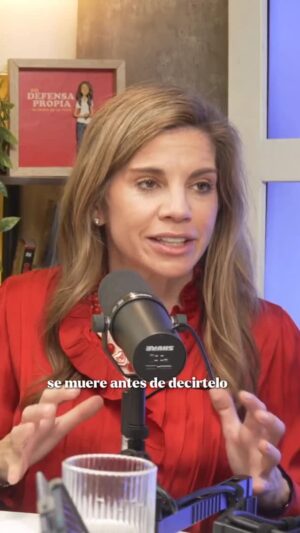 Erika de la Vega Instagram - ¿Cómo hablar con tu hijo adolescente? Todo lo que debemos saber como padres de hijos en esta etapa lo conversamos con las expertas Marian Rojas Estapé @marianrojasestape y Carina Castro @carinacastrofumeronp #EnDefensaPropia
Escribe la palabra ADOLESCENTE y te envío el episodio completo a tu DM.