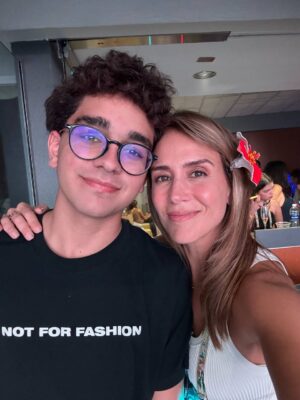 Erika de la Vega Instagram - Esto fue parte de lo que escribí en mi #newsletter de hoy:
“Sabía que un concierto de Bad Bunny @badbunnypr sería una rumba: perreo, Puerto Rico y gente feliz. Lo que no esperaba era encontrarme con una generosidad tan inmensa. Desde el escenario ambientado como un pueblo puertorriqueño, hasta el impacto económico real en San Juan: hoteles llenos, restaurantes felices, tienditas vendiendo hasta el último llavero. Todo vibra con él.
Pero su generosidad va más allá de su isla. Nos incluye a todos: turistas, fans de todas partes del mundo, incluso quienes no entienden lo que es un “boquete” o un “corillo”. Comparte escenario con colegas, celebra la música tradicional y crea un espacio donde cada invitado brilla. Esa noche no solo fue un show, fue una lección: mientras más grande te haces, más debes dar.
Ese es Benito: generoso con su tierra, con su gente, con la música, y con los que lo acompañan. Por eso su gira se llama “No me quiero ir”. Y nosotros, al subirnos al avión, tampoco queríamos irnos. Porque la verdadera grandeza no está en lo que acumulas, sino en lo que compartes con generosidad, en defensa propia. 💛”.
Si quieres recibir mis newsletters mes a mes solo déjame tu correo en erikadelavega.com