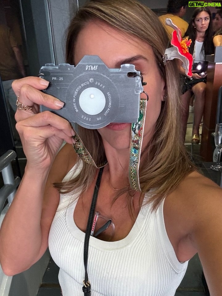 Erika de la Vega - 30.4K Likes - Esto fue parte de lo que escribí en mi #newsletter de hoy:

“Sabía que un concierto de Bad Bunny @badbunnypr sería una rumba: perreo, Puerto Rico y gente feliz. Lo que no esperaba era encontrarme con una generosidad tan inmensa. Desde el escenario ambientado como un pueblo puertorriqueño, hasta el impacto económico real en San Juan: hoteles llenos, restaurantes felices, tienditas vendiendo hasta el último llavero. Todo vibra con él.

Pero su generosidad va más allá de su isla. Nos incluye a todos: turistas, fans de todas partes del mundo, incluso quienes no entienden lo que es un “boquete” o un “corillo”. Comparte escenario con colegas, celebra la música tradicional y crea un espacio donde cada invitado brilla. Esa noche no solo fue un show, fue una lección: mientras más grande te haces, más debes dar.

Ese es Benito: generoso con su tierra, con su gente, con la música, y con los que lo acompañan. Por eso su gira se llama “No me quiero ir”. Y nosotros, al subirnos al avión, tampoco queríamos irnos. Porque la verdadera grandeza no está en lo que acumulas, sino en lo que compartes con generosidad, en defensa propia. 💛”.

Si quieres recibir mis newsletters mes a mes solo déjame tu correo en erikadelavega.com