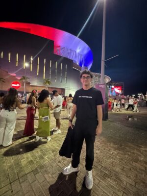 Erika de la Vega Instagram - Esto fue parte de lo que escribí en mi #newsletter de hoy:
“Sabía que un concierto de Bad Bunny @badbunnypr sería una rumba: perreo, Puerto Rico y gente feliz. Lo que no esperaba era encontrarme con una generosidad tan inmensa. Desde el escenario ambientado como un pueblo puertorriqueño, hasta el impacto económico real en San Juan: hoteles llenos, restaurantes felices, tienditas vendiendo hasta el último llavero. Todo vibra con él.
Pero su generosidad va más allá de su isla. Nos incluye a todos: turistas, fans de todas partes del mundo, incluso quienes no entienden lo que es un “boquete” o un “corillo”. Comparte escenario con colegas, celebra la música tradicional y crea un espacio donde cada invitado brilla. Esa noche no solo fue un show, fue una lección: mientras más grande te haces, más debes dar.
Ese es Benito: generoso con su tierra, con su gente, con la música, y con los que lo acompañan. Por eso su gira se llama “No me quiero ir”. Y nosotros, al subirnos al avión, tampoco queríamos irnos. Porque la verdadera grandeza no está en lo que acumulas, sino en lo que compartes con generosidad, en defensa propia. 💛”.
Si quieres recibir mis newsletters mes a mes solo déjame tu correo en erikadelavega.com
