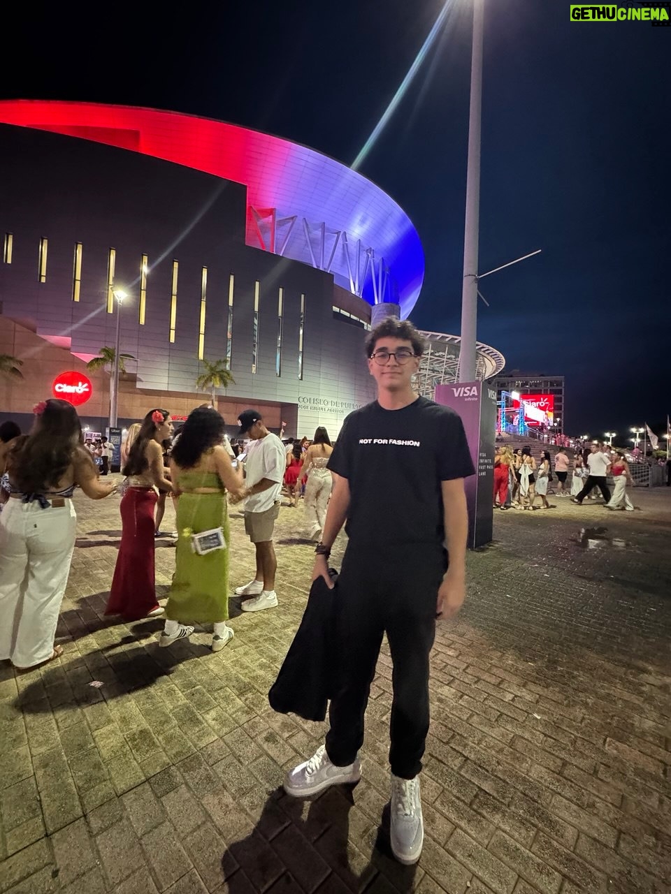 Erika de la Vega - 30.4K Likes - Esto fue parte de lo que escribí en mi #newsletter de hoy:

“Sabía que un concierto de Bad Bunny @badbunnypr sería una rumba: perreo, Puerto Rico y gente feliz. Lo que no esperaba era encontrarme con una generosidad tan inmensa. Desde el escenario ambientado como un pueblo puertorriqueño, hasta el impacto económico real en San Juan: hoteles llenos, restaurantes felices, tienditas vendiendo hasta el último llavero. Todo vibra con él.

Pero su generosidad va más allá de su isla. Nos incluye a todos: turistas, fans de todas partes del mundo, incluso quienes no entienden lo que es un “boquete” o un “corillo”. Comparte escenario con colegas, celebra la música tradicional y crea un espacio donde cada invitado brilla. Esa noche no solo fue un show, fue una lección: mientras más grande te haces, más debes dar.

Ese es Benito: generoso con su tierra, con su gente, con la música, y con los que lo acompañan. Por eso su gira se llama “No me quiero ir”. Y nosotros, al subirnos al avión, tampoco queríamos irnos. Porque la verdadera grandeza no está en lo que acumulas, sino en lo que compartes con generosidad, en defensa propia. 💛”.

Si quieres recibir mis newsletters mes a mes solo déjame tu correo en erikadelavega.com