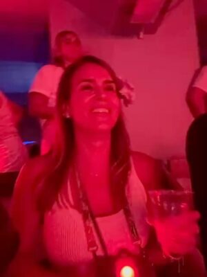 Erika de la Vega Instagram - Esto fue parte de lo que escribí en mi #newsletter de hoy:
“Sabía que un concierto de Bad Bunny @badbunnypr sería una rumba: perreo, Puerto Rico y gente feliz. Lo que no esperaba era encontrarme con una generosidad tan inmensa. Desde el escenario ambientado como un pueblo puertorriqueño, hasta el impacto económico real en San Juan: hoteles llenos, restaurantes felices, tienditas vendiendo hasta el último llavero. Todo vibra con él.
Pero su generosidad va más allá de su isla. Nos incluye a todos: turistas, fans de todas partes del mundo, incluso quienes no entienden lo que es un “boquete” o un “corillo”. Comparte escenario con colegas, celebra la música tradicional y crea un espacio donde cada invitado brilla. Esa noche no solo fue un show, fue una lección: mientras más grande te haces, más debes dar.
Ese es Benito: generoso con su tierra, con su gente, con la música, y con los que lo acompañan. Por eso su gira se llama “No me quiero ir”. Y nosotros, al subirnos al avión, tampoco queríamos irnos. Porque la verdadera grandeza no está en lo que acumulas, sino en lo que compartes con generosidad, en defensa propia. 💛”.
Si quieres recibir mis newsletters mes a mes solo déjame tu correo en erikadelavega.com