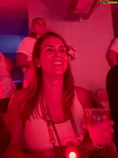 Erika de la Vega - 30.4K Likes - Esto fue parte de lo que escribí en mi #newsletter de hoy:

“Sabía que un concierto de Bad Bunny @badbunnypr sería una rumba: perreo, Puerto Rico y gente feliz. Lo que no esperaba era encontrarme con una generosidad tan inmensa. Desde el escenario ambientado como un pueblo puertorriqueño, hasta el impacto económico real en San Juan: hoteles llenos, restaurantes felices, tienditas vendiendo hasta el último llavero. Todo vibra con él.

Pero su generosidad va más allá de su isla. Nos incluye a todos: turistas, fans de todas partes del mundo, incluso quienes no entienden lo que es un “boquete” o un “corillo”. Comparte escenario con colegas, celebra la música tradicional y crea un espacio donde cada invitado brilla. Esa noche no solo fue un show, fue una lección: mientras más grande te haces, más debes dar.

Ese es Benito: generoso con su tierra, con su gente, con la música, y con los que lo acompañan. Por eso su gira se llama “No me quiero ir”. Y nosotros, al subirnos al avión, tampoco queríamos irnos. Porque la verdadera grandeza no está en lo que acumulas, sino en lo que compartes con generosidad, en defensa propia. 💛”.

Si quieres recibir mis newsletters mes a mes solo déjame tu correo en erikadelavega.com