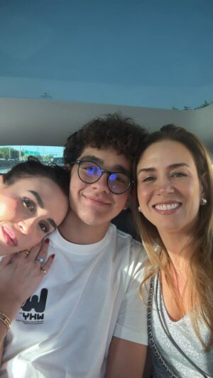 Erika de la Vega Instagram - Esto fue parte de lo que escribí en mi #newsletter de hoy:
“El kintsugi es una técnica japonesa que consiste en reparar objetos de cerámica rotos utilizando una mezcla de resina con polvo de oro para que en lugar de ocultar las fracturas, las resalte. Porque para los japoneses esas grietas no son fallas que deben disimularse, sino parte de la historia y del valor de la pieza.
Esa filosofía me vino a la mente anoche, desde la primera imagen del concierto de Shakira @shakira . En un video animado, ella camina con dificultad por el desierto, recogiendo partes de sí misma: el torso por un lado, los brazos por otro, el corazón más adelante. Poco a poco vuelve a ensamblarse, y el pegamento que usa, simbólicamente, es un líquido de oro.
Porque la vida, como un jarrón, a veces se rompe. Y la mayoría de nosotras hemos pasado por ahí. Se rompe el plan, se rompe la pareja, se rompe el sueño, se rompe la confianza y entonces nos queremos barrer con la escoba, esconder los pedazos bajo la alfombra y fingir que no pasó nada. Pero anoche, Shakira nos recordó que una se repara haciendo. Que una puede cantar con las heridas aún recientes. Bailar con la historia en la piel. Volver al escenario con una voz más suya, un cuerpo con memoria y un alma afinada por la experiencia.
Shakira demostró que no hay reinvención sin verdad. Que el oro no viene del éxito, sino de cómo usamos nuestras grietas. Y que no hay mujer rota que no pueda volverse obra de arte si se atreve a reconstruirse”.
¡Gracias, Shakira! ❤️🔥
🧡 @matiastorresdelavega @karidelavega
Para recibir los próximos newsletters déjame tu correo en erikadelavega.com
#shakira #lmnllworldtour🐺💎
#shakirashakira #miami