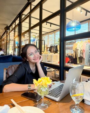 Ersa Mayori Instagram - Ke cafe kongkow ❌
Ke cafe nugas ✅
Dari minggu lalu berkutat depan laptop karena lagi midtest. Terinspirasi dari anak-anak, akhirnya nyoba nugas di cafe biar ganti suasana. Ternyata seru juga haha.
Ada yang anaknya suka nugas di cafe juga? Coba spill dong, tempat favorit kalian buat kerja atau bikin tugas 😊
#PostGradLyfe
