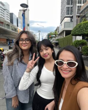 Ersa Mayori Instagram - Puas-puasin quality time sebelum Kika balik ke Bandung lagi. Libur semester udah selesai. Balik LDR lagi deh!
Buibu LDR apa kabarnya? Anak-anak udah pada masuk kuliah? Sabar-sabar nahan kangen lagi ya kita 😀
Pengen tau deh, siapa disini yang anaknya berencana kuliah di luar kota atau bahkan luar negeri tahun ini? Pasti udah mulai persiapan dong, ya..
Jangan lupa siapin hati juga untuk melepas anak jauh dari rumah ya buibu.. Karena terkadang, anaknya siap, orangtuanya yang mellow 🥰