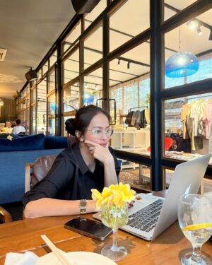 Ersa Mayori Instagram - Ke cafe kongkow ❌
Ke cafe nugas ✅
Dari minggu lalu berkutat depan laptop karena lagi midtest. Terinspirasi dari anak-anak, akhirnya nyoba nugas di cafe biar ganti suasana. Ternyata seru juga haha.
Ada yang anaknya suka nugas di cafe juga? Coba spill dong, tempat favorit kalian buat kerja atau bikin tugas 😊
#PostGradLyfe