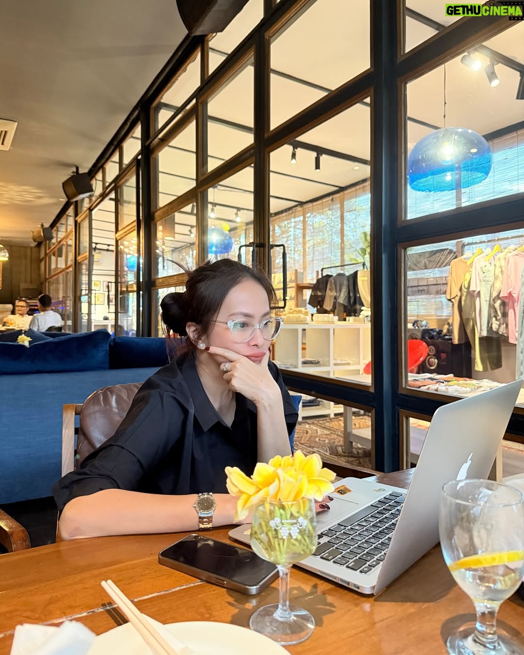 Ersa Mayori - 2.7K Likes - Ke cafe kongkow ❌
Ke cafe nugas ✅

Dari minggu lalu berkutat depan laptop karena lagi midtest. Terinspirasi dari anak-anak, akhirnya nyoba nugas di cafe biar ganti suasana. Ternyata seru juga haha. 

Ada yang anaknya suka nugas di cafe juga? Coba spill dong, tempat favorit kalian buat kerja atau bikin tugas 😊

#PostGradLyfe
