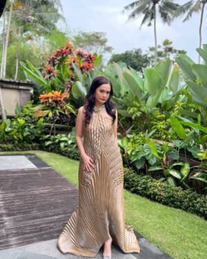 Ersa Mayori Instagram - Kadang mau posting tapi bingung caption apa. Ada yg suka gitu? 🫣
Tapi kusuka sekali sama gaun pleats cantik dari @ernestoabram dan hair do @emma_augustine77 ini ❤️