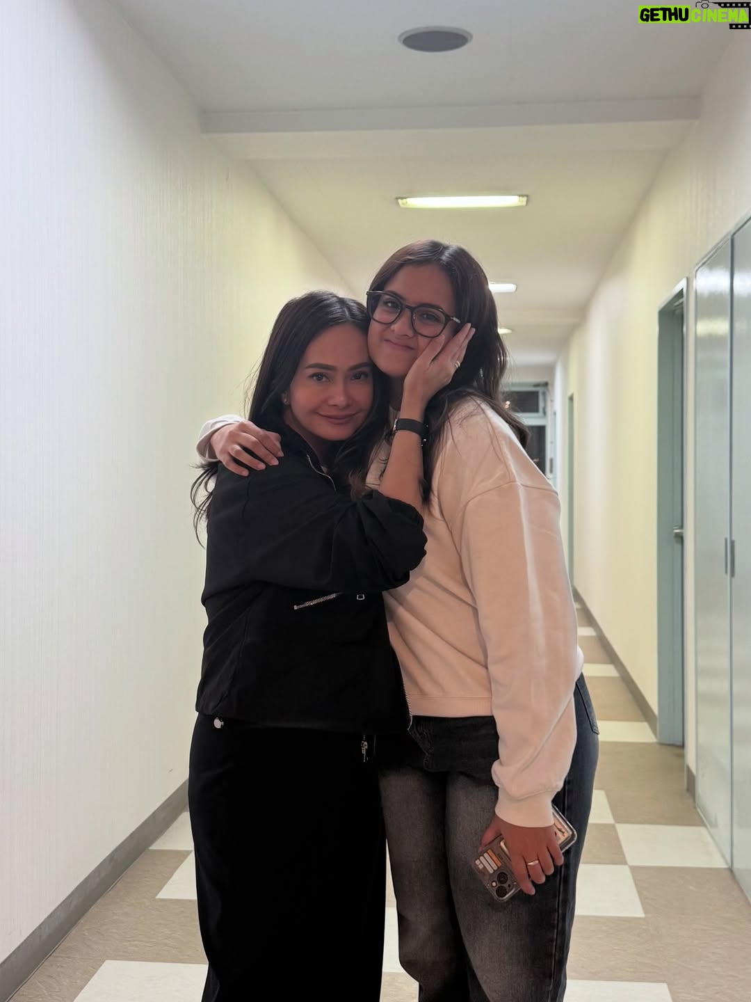 Ersa Mayori - 6.1K Likes - Ternyata begini rasanya melepas anak di negeri orang.. Galau, tapi excited dengan perjalanan barunya. Bersyukur, tapi khawatirnya juga ada. Ngga mau nangis, tapi air mata netes juga. Bismillah.. demi masa depannya 🥹🙏🏻

Take care @vrnaiska sayangku. See you again, soon. Love you so much! 🫶🏻❤️