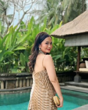 Ersa Mayori Instagram - Kadang mau posting tapi bingung caption apa. Ada yg suka gitu? 🫣
Tapi kusuka sekali sama gaun pleats cantik dari @ernestoabram dan hair do @emma_augustine77 ini ❤️