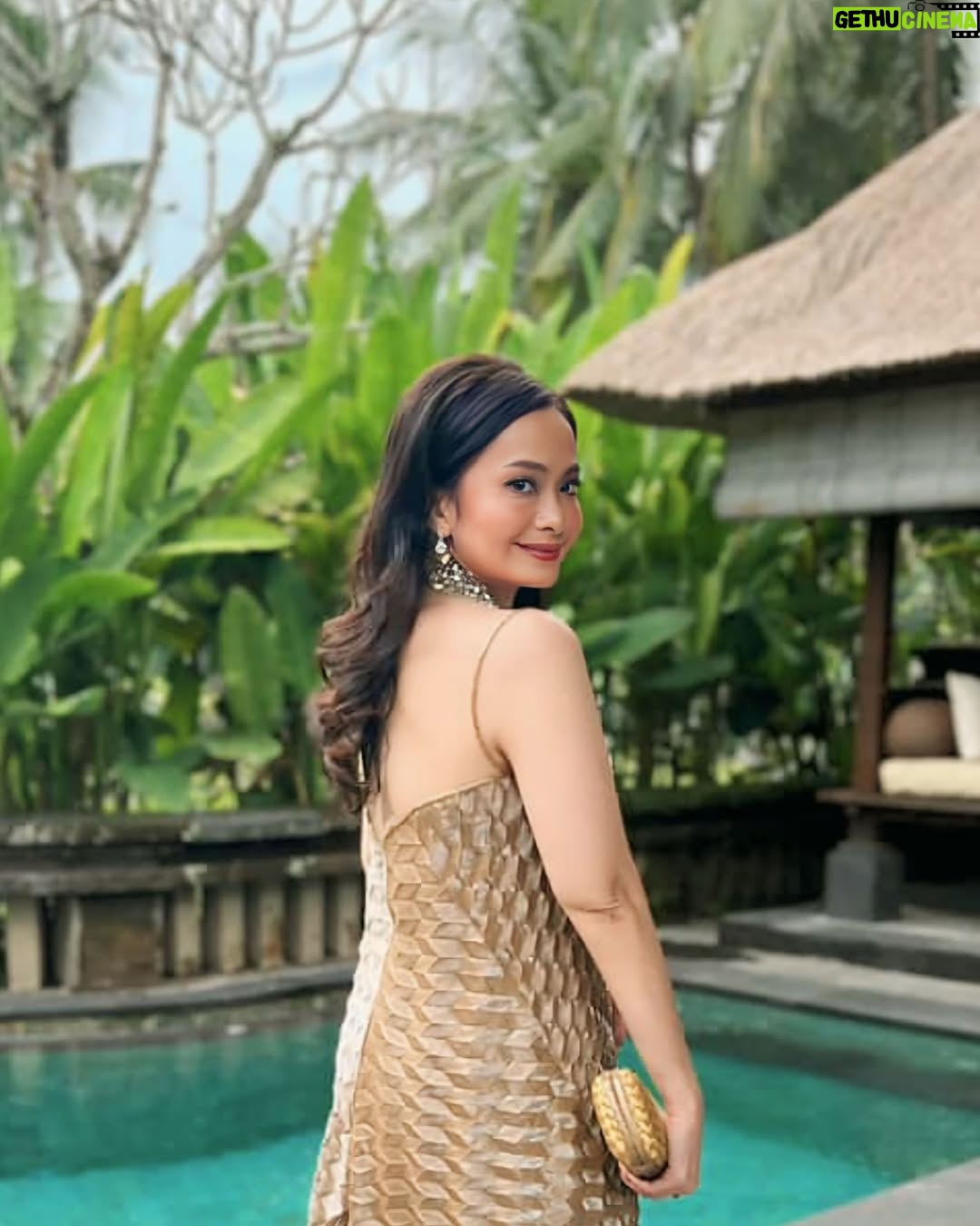 Ersa Mayori - 3.9K Likes - Kadang mau posting tapi bingung caption apa. Ada yg suka gitu? 🫣

Tapi kusuka sekali sama gaun pleats cantik dari @ernestoabram dan hair do @emma_augustine77 ini ❤️