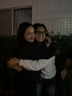 Ersa Mayori Instagram - Ternyata begini rasanya melepas anak di negeri orang.. Galau, tapi excited dengan perjalanan barunya. Bersyukur, tapi khawatirnya juga ada. Ngga mau nangis, tapi air mata netes juga. Bismillah.. demi masa depannya 🥹🙏🏻
Take care @vrnaiska sayangku. See you again, soon. Love you so much! 🫶🏻❤️